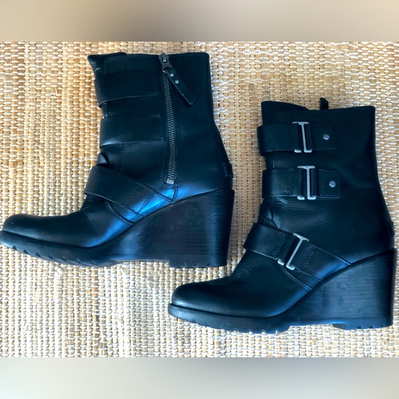 Sorel Shoes - SOREL s8 blk wedge ankle boots Very comfortable! Side zip, 3” wedge, 6.5” shaft